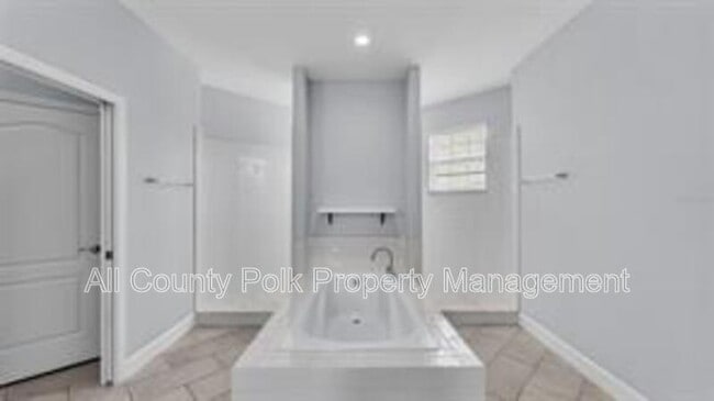 Building Photo - 1095 Woodland Oaks Dr