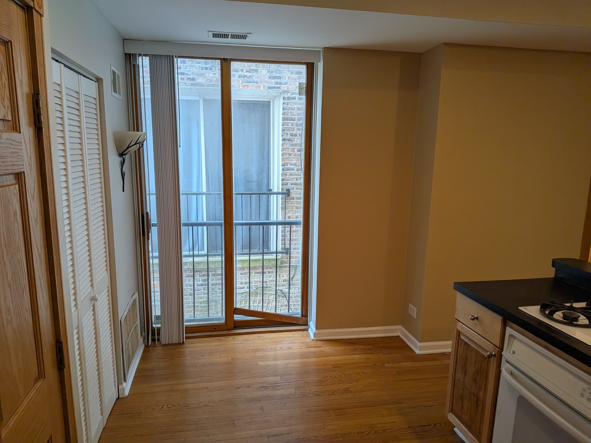 Juliet Balcony - 1912 W Chase Ave