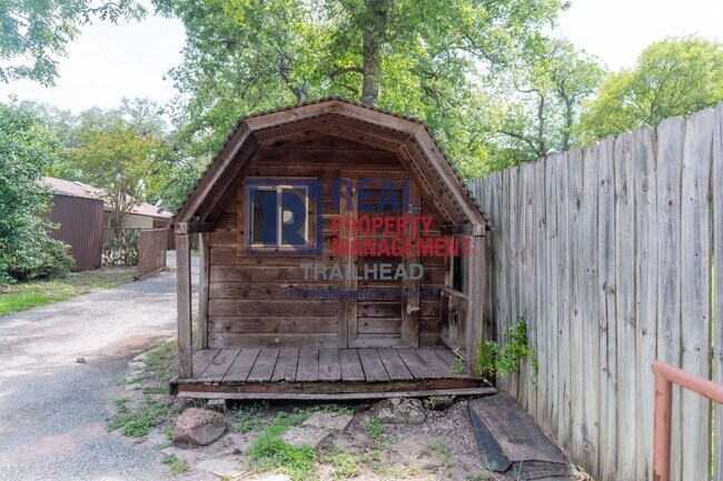 Building Photo - Cozy 2 Bedroom Home Near Historic Downtown Glen Rose