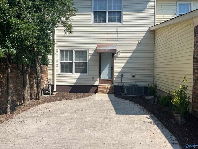 Building Photo - 317 Chateau Dr SW