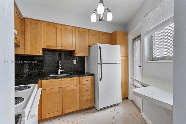 Building Photo - 1671 NE Miami Gardens Dr