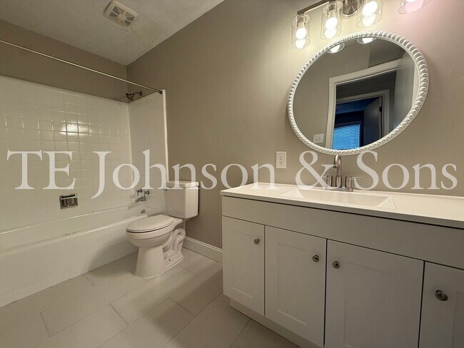 Building Photo - 2 Bedroom Salem View Apartment!