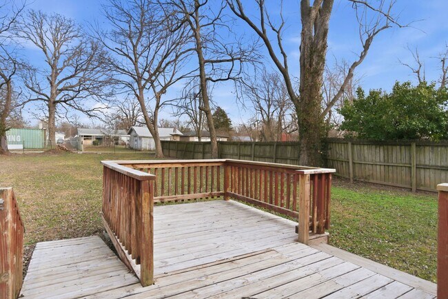 Building Photo - 3 Bed | 1 Bath | FULLY Remodeled | FULLY Fenced Yard | Springfield MO | PETS WELCOME!