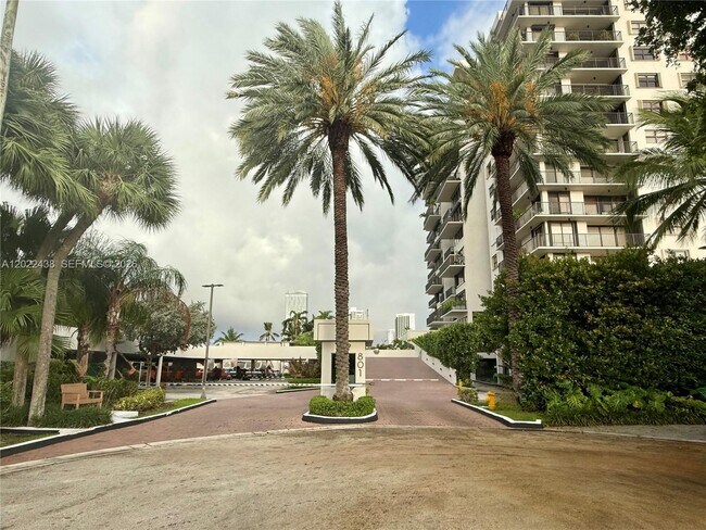 Building Photo - 801 N Venetian Dr