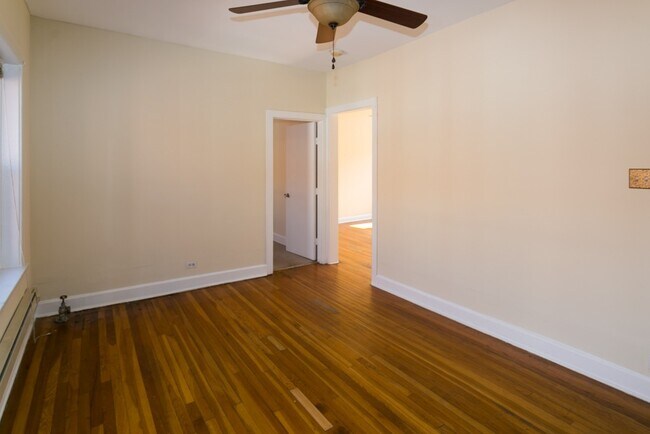 Building Photo - 4426 N Wolcott Ave
