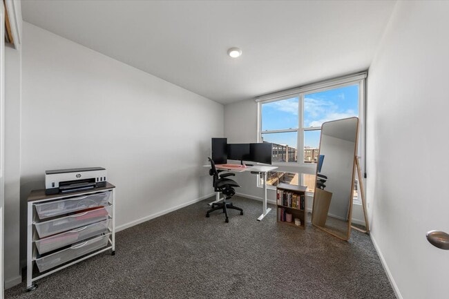 Building Photo - 2217 Venture Dr