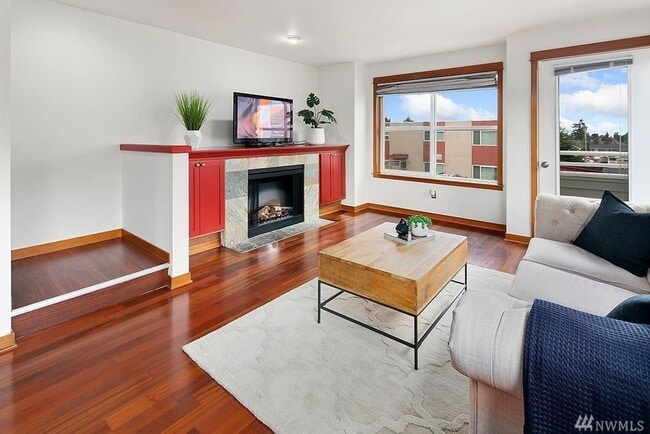 Building Photo - 3 bedroom / 2.5 bathroom townhome in West Seattle's Highland Park.