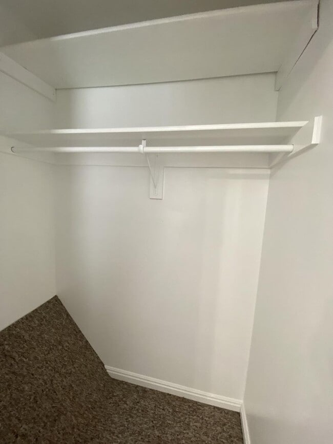 Building Photo - 1556 Talon Dr