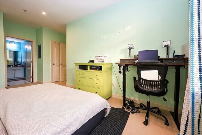 Building Photo - 614 Pond St