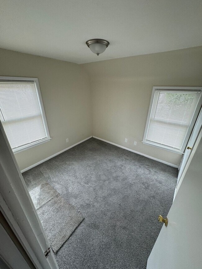 Building Photo - Charming 3-Bedroom Property in Prime Location