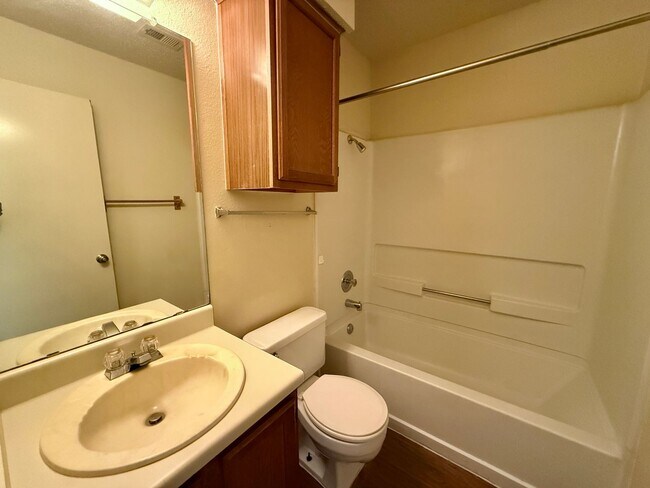 Building Photo - QUIET LOCATION - YARD BACKS TO GREENBELT