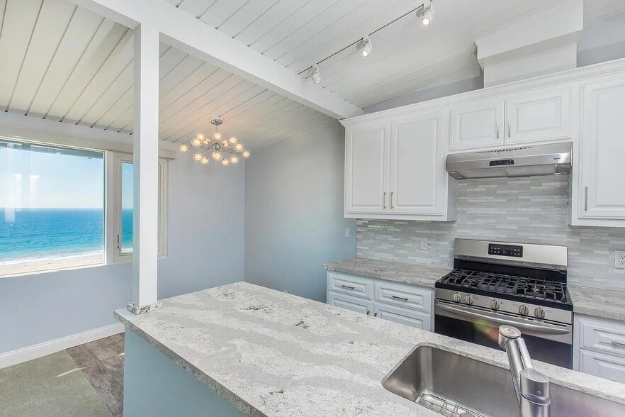 Building Photo - 1710 Esplanade