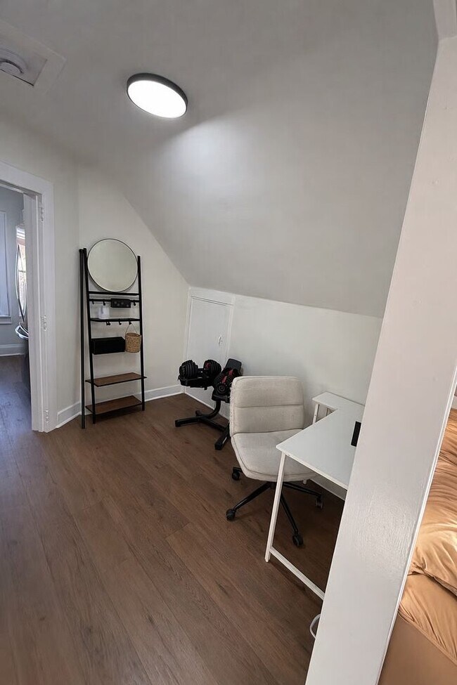 Building Photo - Fully Furnished 1BR + Office | Travel Nurse Ready | 30+ Day Stays Near Milwaukee