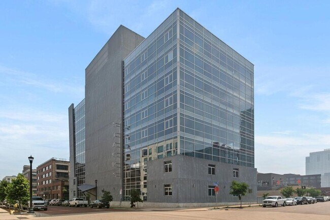 Building Photo - 345 N 6th Ave