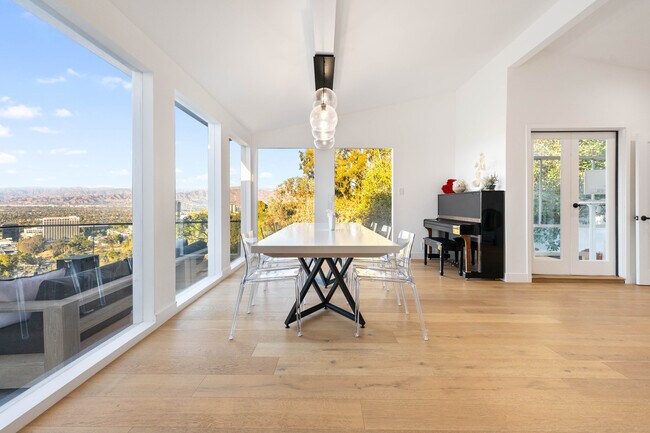 Building Photo - 3541 Multiview Dr