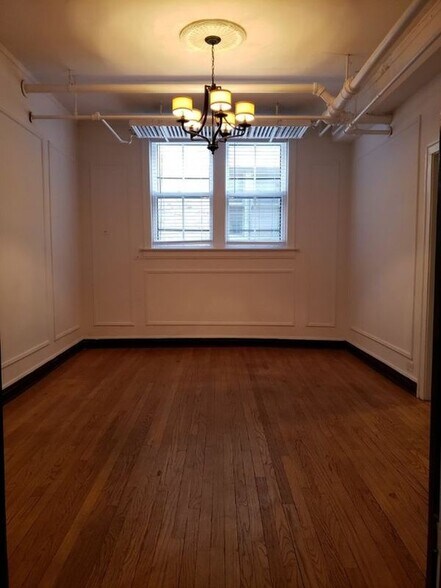Building Photo - 1605 W Thome Ave