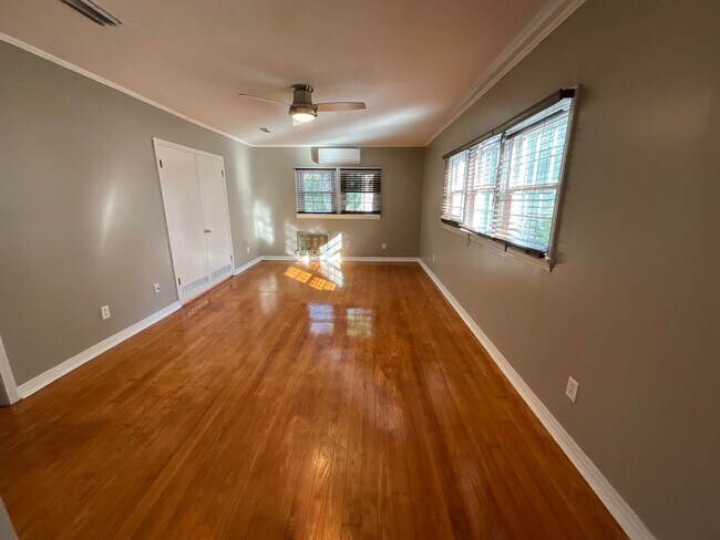 Building Photo - Spacious 3/2 in Greenwood with Everything ...