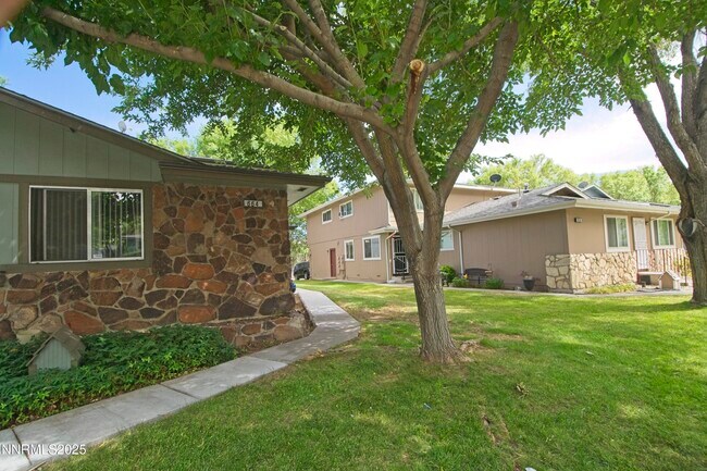 Building Photo - 664 Oakwood Dr