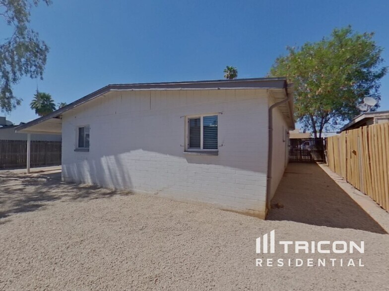 Building Photo - 1219 E Pecan Rd