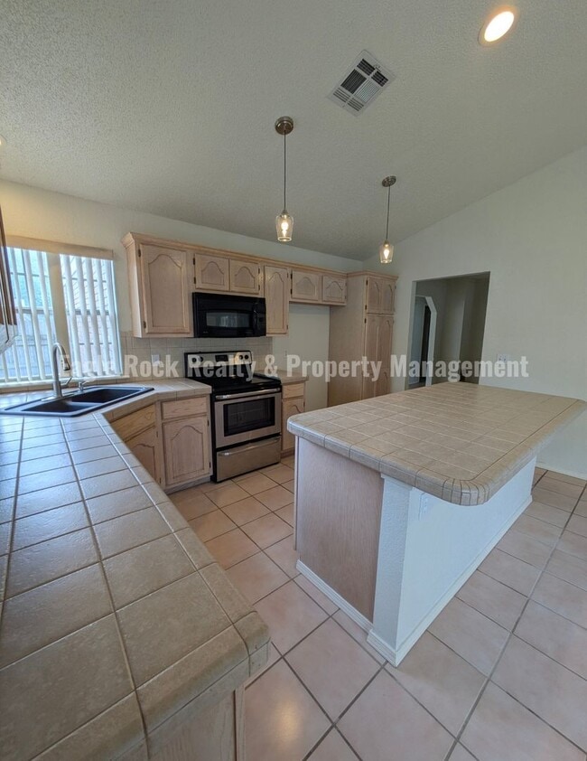 Building Photo - 1304 N Umbrella Ave