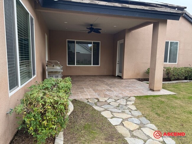 Building Photo - Stunning 4 bedroom + office in Seven Oaks!