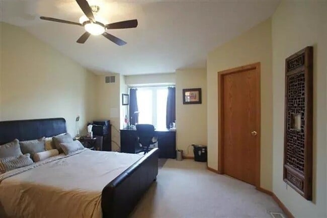 Building Photo - 2 bedroom, 2-1/2 bath end-unit condo west side Iowa City