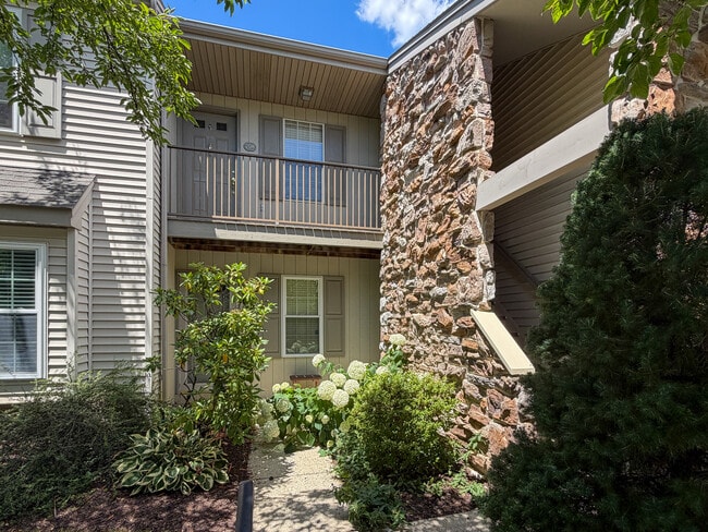 Building Photo - 208 Greenview Dr