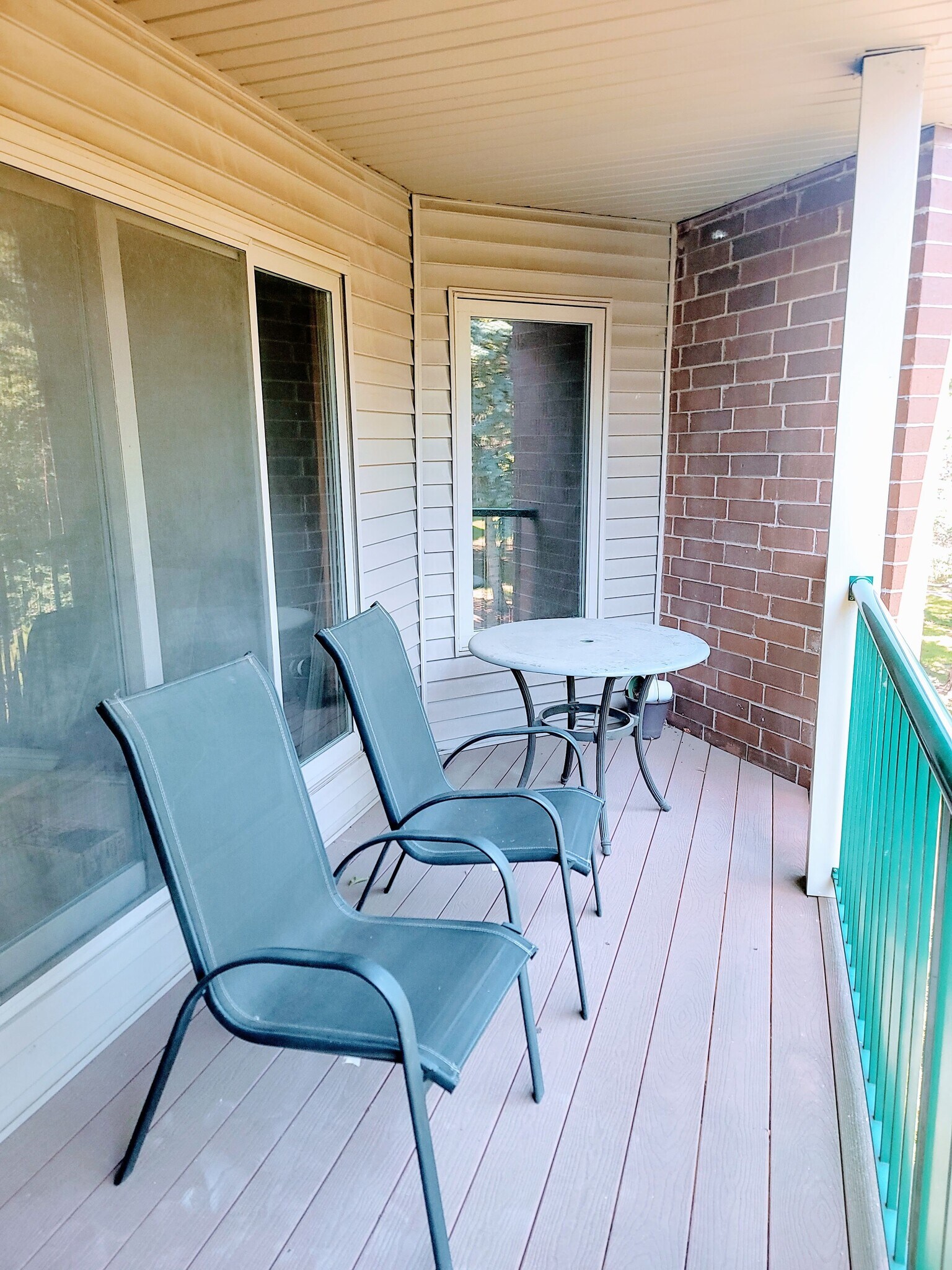 Large balcony overlooks private courtyard - 1700 Four Oaks Rd