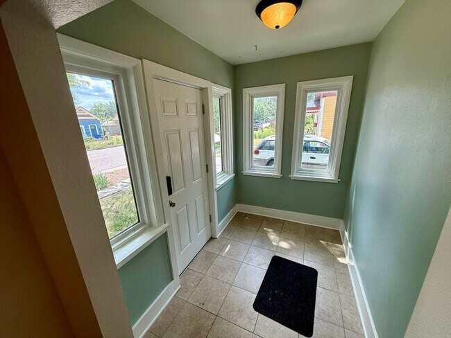 Building Photo - Downtown Charmer with Many Updates