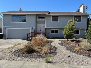 Building Photo - Beautiful 4 Bedroom Home!