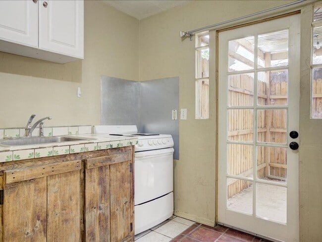 Building Photo - 1 Bedroom 1 Bathroom