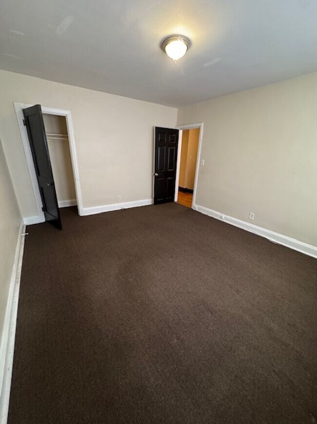 Building Photo - Charming 1 Bedroom Apt