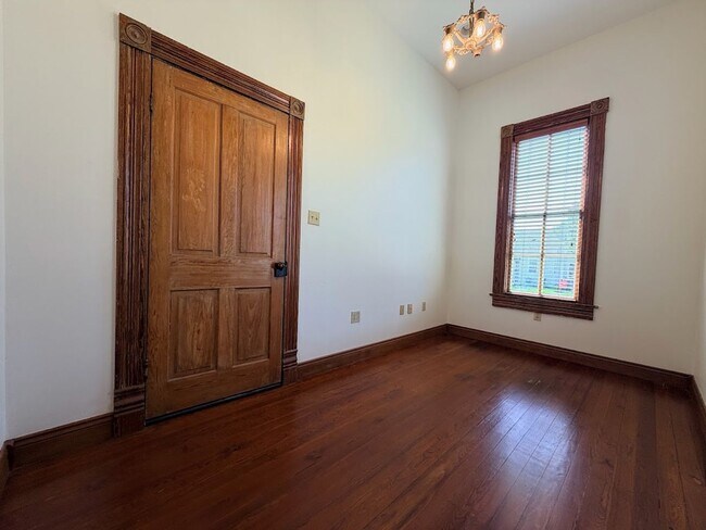 Building Photo - 419 6th St