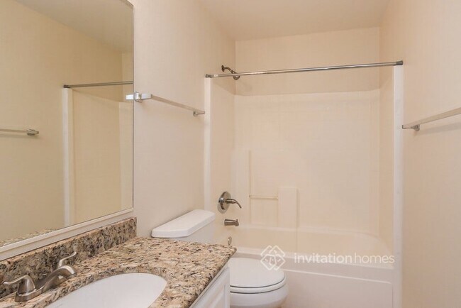 Building Photo - 2322 E Spruce Dr