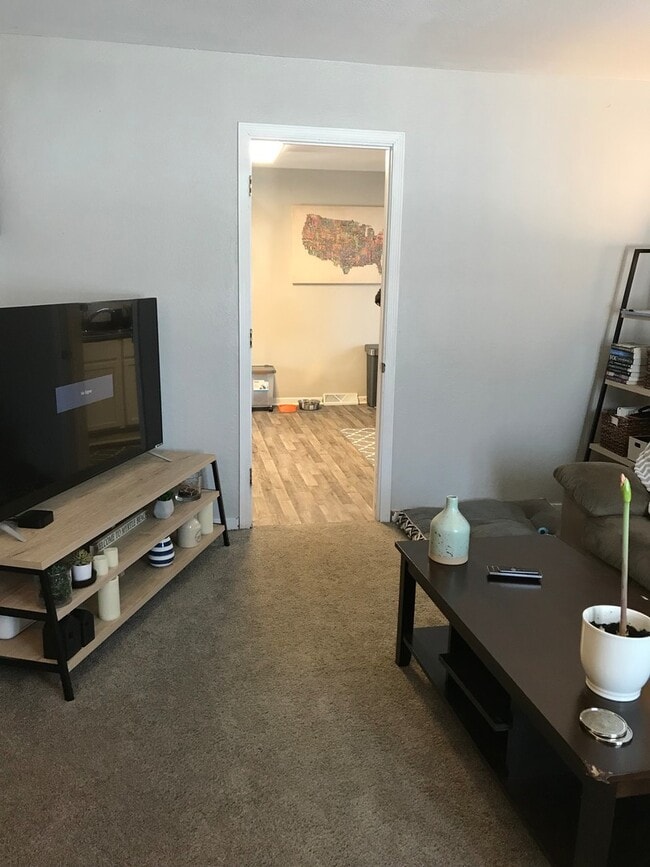 Building Photo - 3 Bedroom Single Family w/Garage & Large Yard