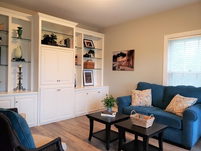 Building Photo - W280N1690 Golf View Dr