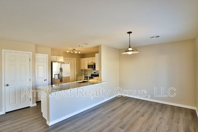 Building Photo - 11706 W Sunnyside Dr