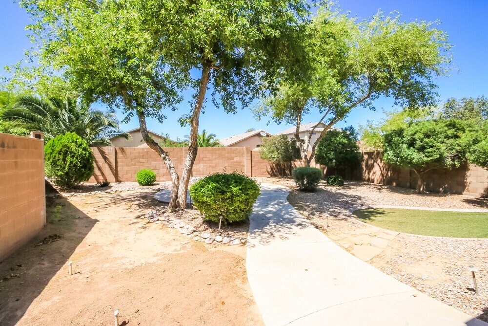 Building Photo - 992 E Saddle Way