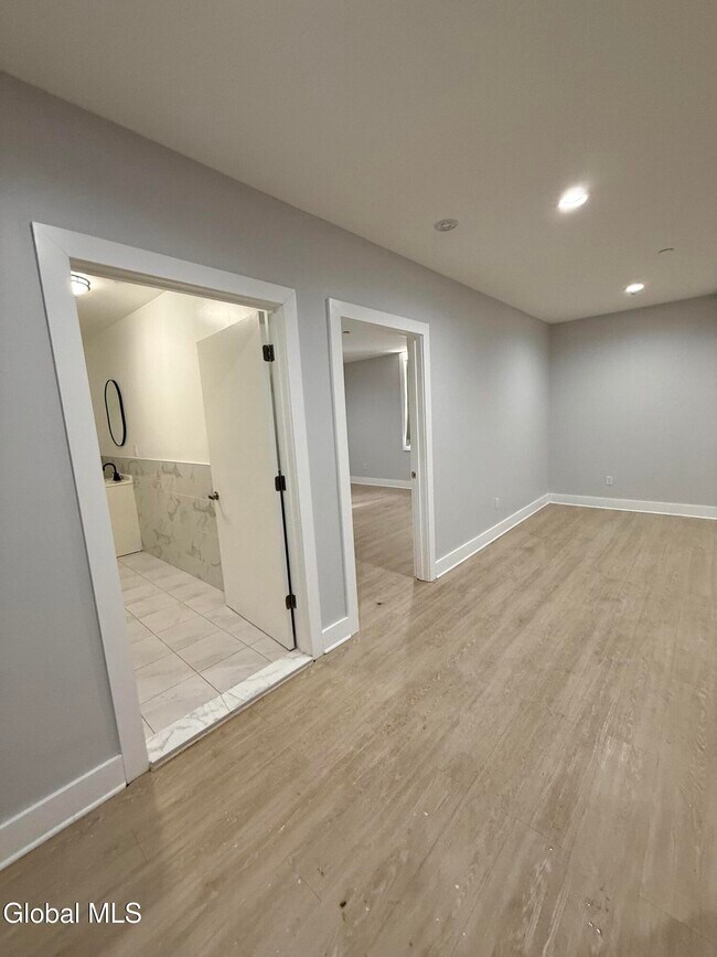 Building Photo - 5 Broadway