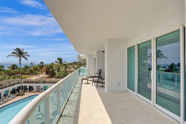 Building Photo - 10101 Collins Ave