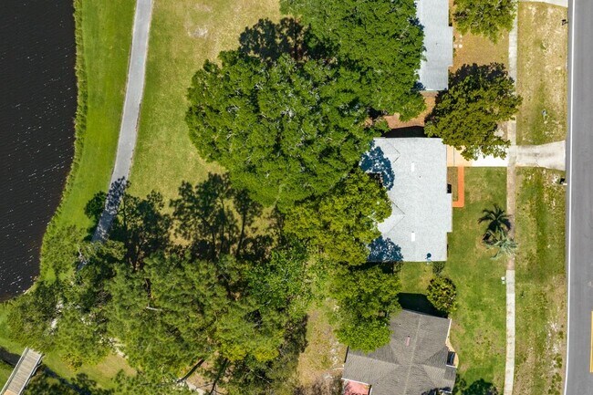 Building Photo - 919 Viscaya Blvd