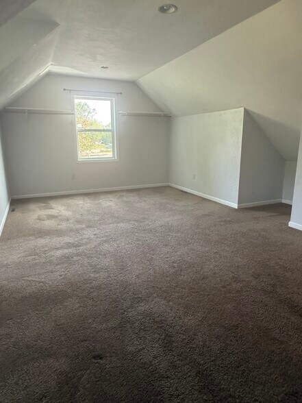 Building Photo - 527 W Harper St