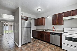 Building Photo - 2 bed, 1 bath townhome at the center of Co...