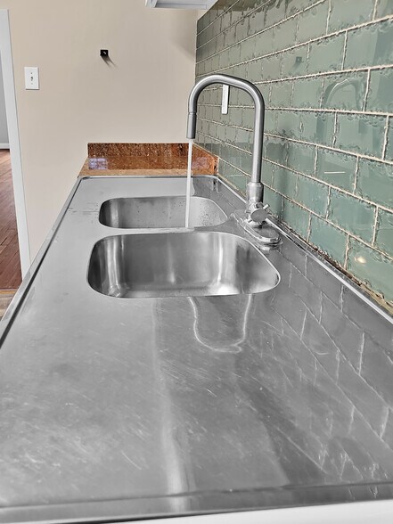 Building Photo - 2005 Mercy St