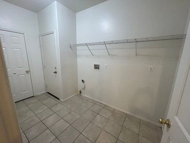 Building Photo - Hesperia- 3 Bedrooms, 2 bathrooms, New pai...