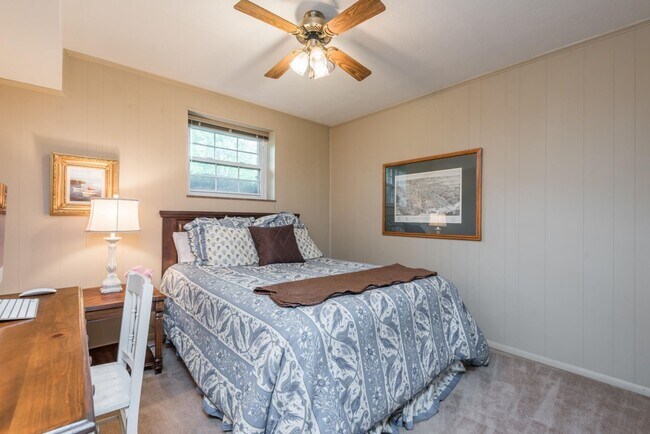 Building Photo - 4BR/ 3BA in West Hills + TWO 2-car garages, screened patio, fenced backyard