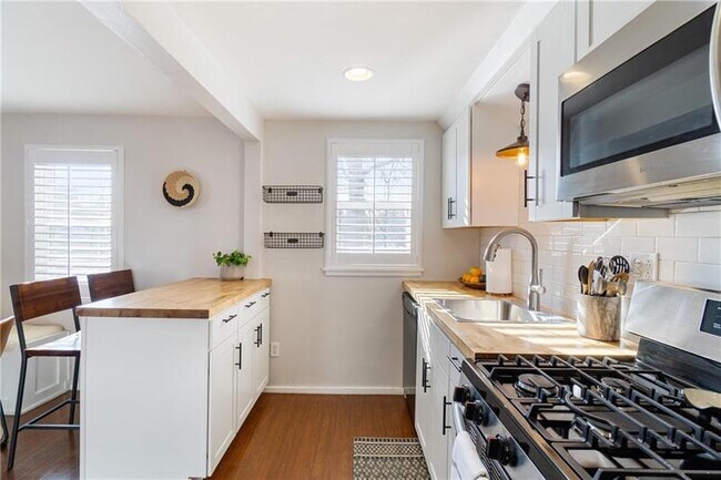 Building Photo - 494 Serpentine Dr
