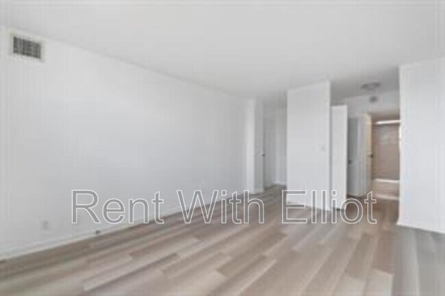 Building Photo - 1625 SE 10th Ave