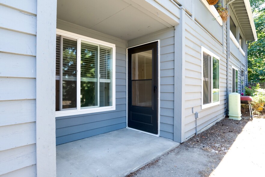 Private Back Patio - 9350 Redmond Woodinville Rd NE