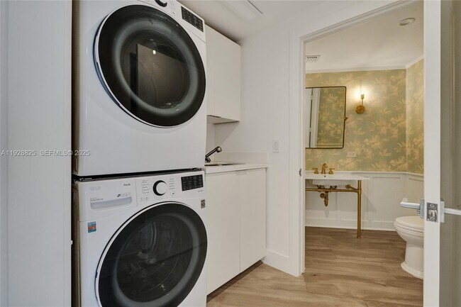 Building Photo - 848 Brickell Key Dr